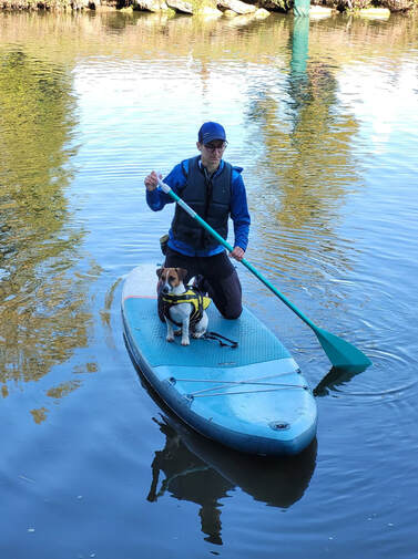 paddle avec son chien jack russel
