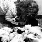 enfant et chiot berger australien